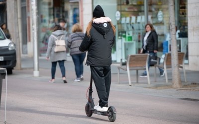 Una persona en patinet elètric | Roger Benet